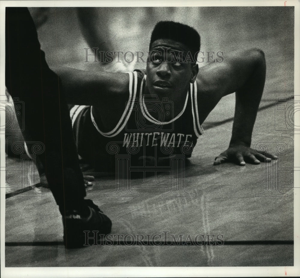 1990 Press Photo Whitewater High's Deon Mims on the basketball court floor - Historic Images