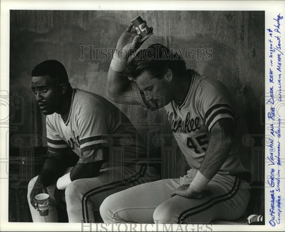 1990 Press Photo Greg Vaughn and Rob Deer Cool Off at Brewers Training Camp- Historic Images