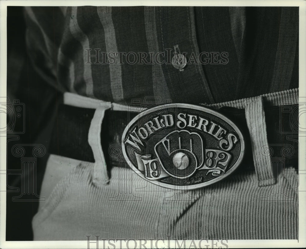 1982 Press Photo Belt Buckle with Brewer logo featured for World Series.- Historic Images