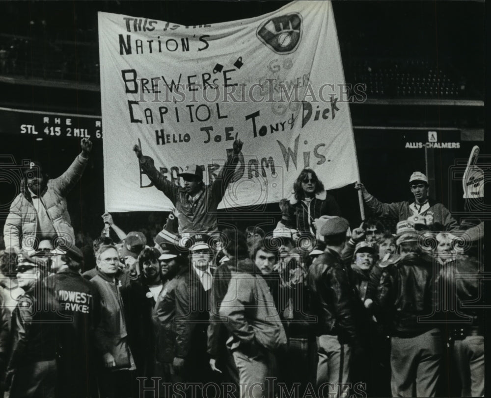 1982 Press Photo Fans Hold Banners During Milwaukee Brewers&#39; World Series Run - Historic Images