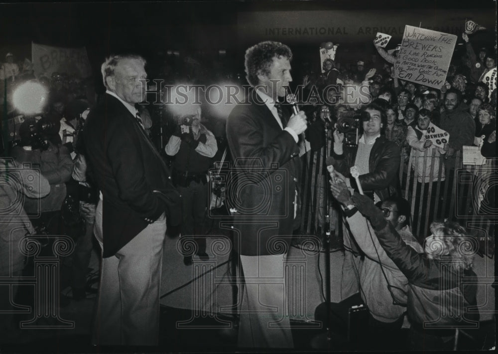 1982 Press Photo Brewer Manager Harvey Kuenn &amp; Don Sutton address County Stadium - Historic Images