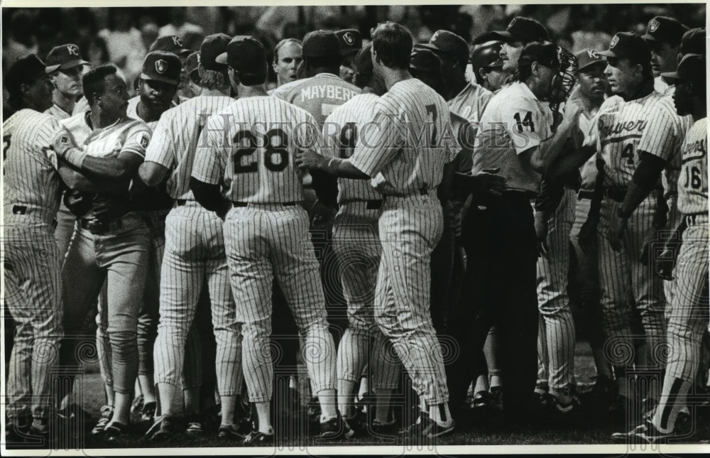 1990 Press Photo Brewers &amp; Kansas City teams flood infield after pitch incident - Historic Images