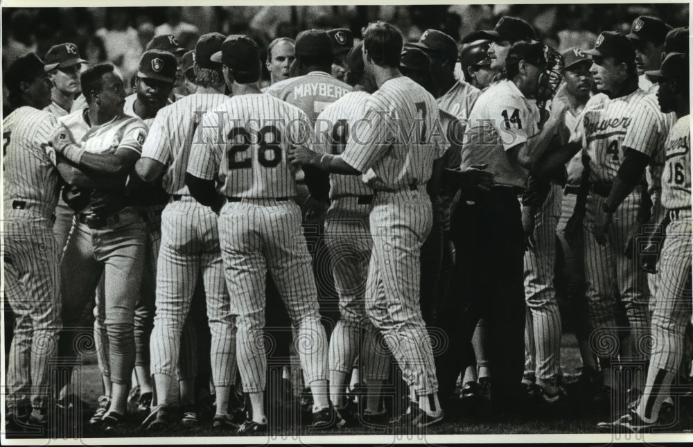 1990 Press Photo Brewers & Kansas City teams flood infield after pitch incident - Historic Images