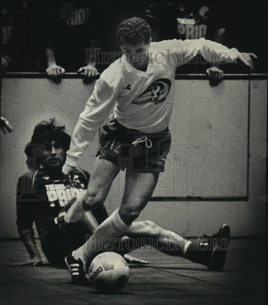 1987 Press Photo Jeff Rogers of the Wave Took the Ball from a Toledo Player - Historic Images