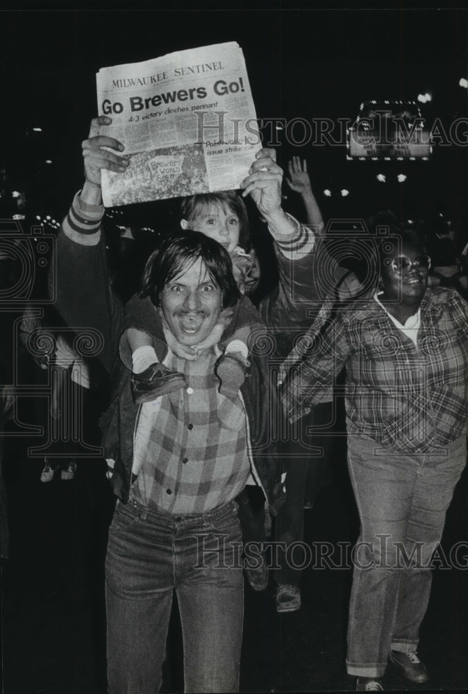 1982 Press Photo Milwaukee Brewers fans on Wisconsin Avenue - mjt10888- Historic Images