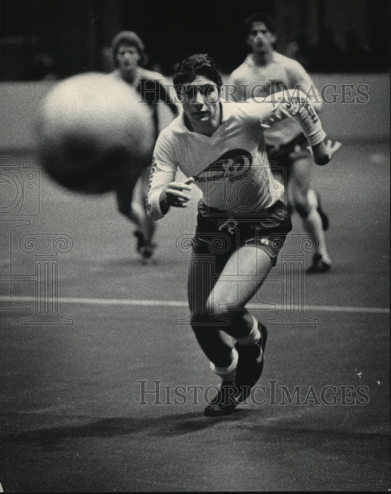 1984 Press Photo Anthony Salciccia went after ball against Louisville Thunder - Historic Images