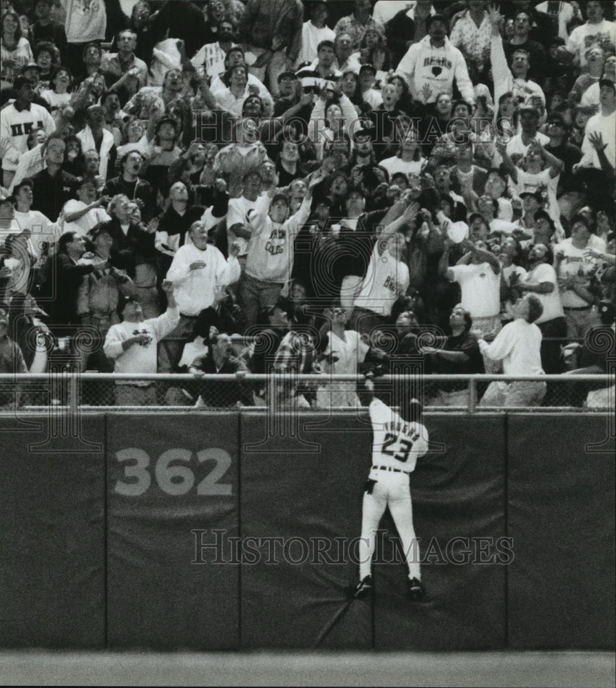 1994 Press Photo Brewers baseball&#39;s Greg Vaughn tries to catch homer during game- Historic Images