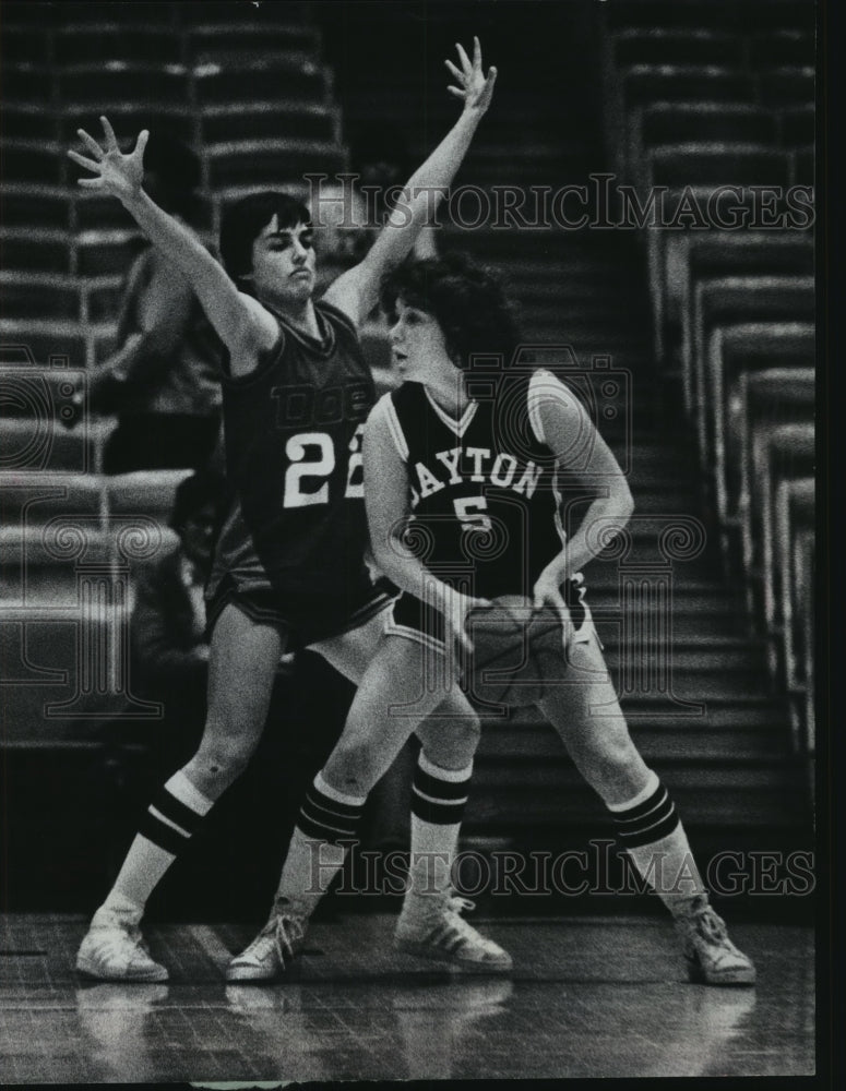 1979 Press Photo Milwaukee Does basketball&#39;s Brenda Chapman guards Vonnie Tomich - Historic Images