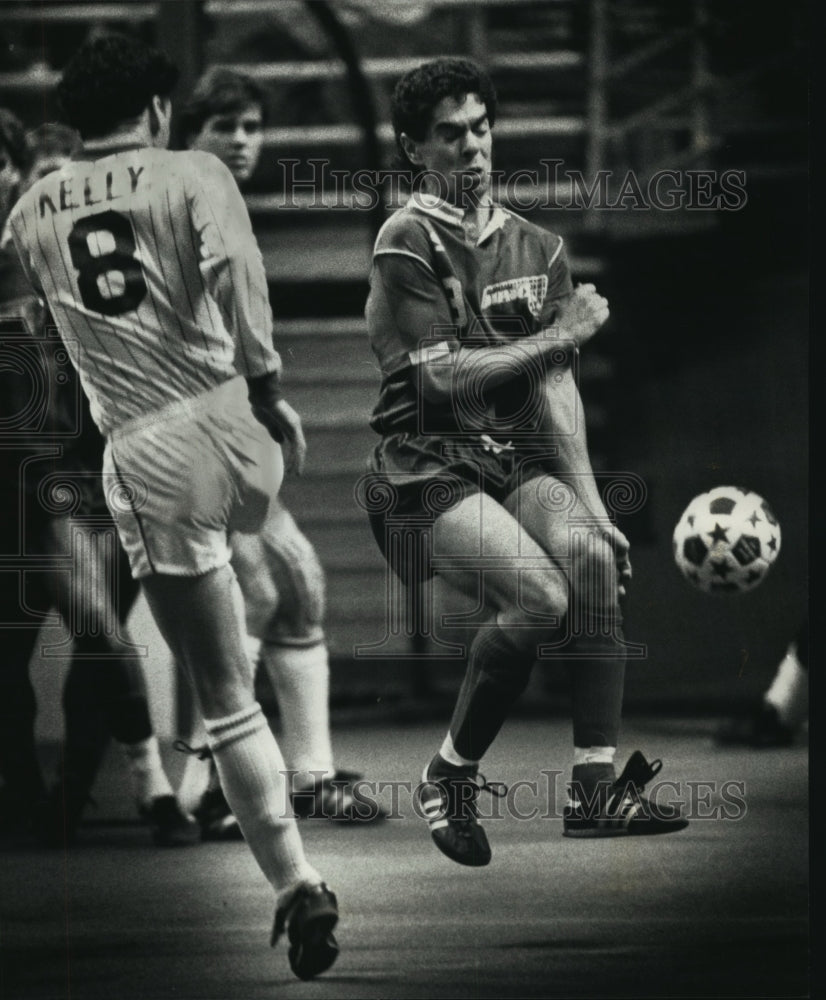 1990 Press Photo Dean Kelly kicks ball past Chris Webbert at Bradley Center - Historic Images
