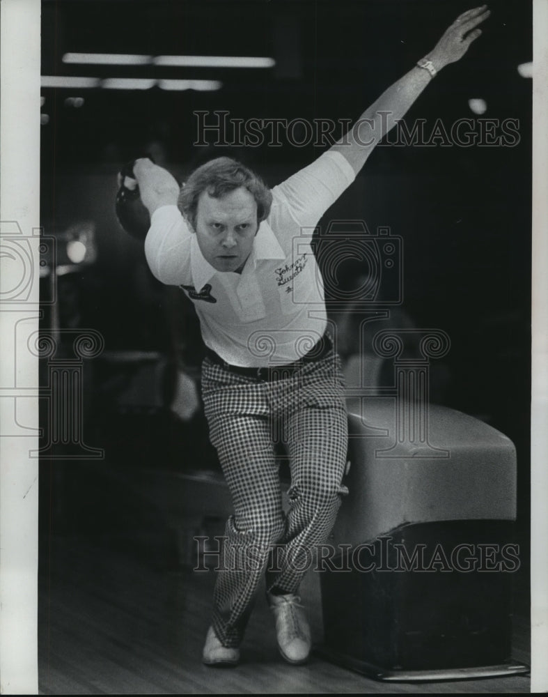 1975 Press Photo Johnny Guenther: bowling hot, Milwaukee. - mjt10974- Historic Images