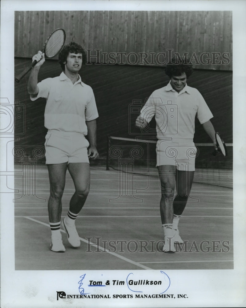 Press Photo Tom and Tim Gullikson, professional tennis players on court. - Historic Images