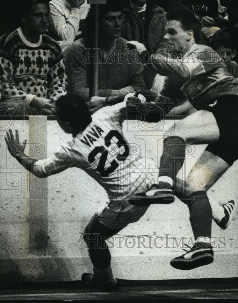 1990 Press Photo Canton Sends Milwaukee Wave&#39;s Vava and Soccer Team Tumbling - Historic Images