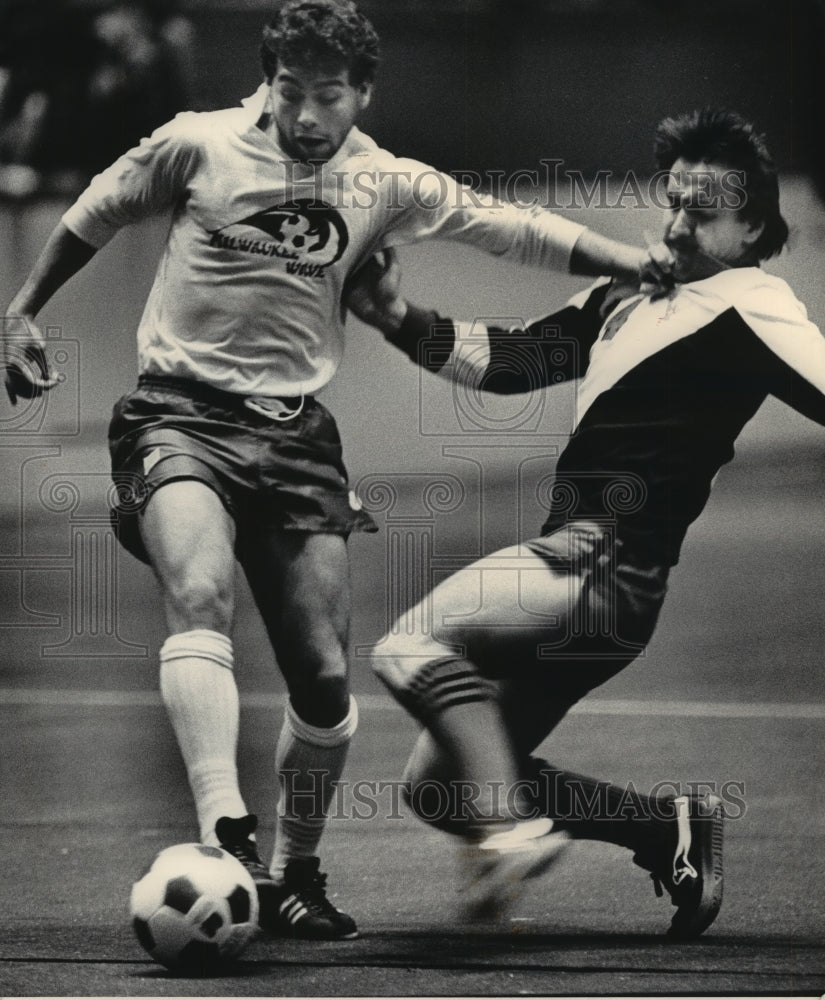 1984 Press Photo Waves&#39; Tom Alioto, keeps ball from Chicago Vulture, Milwaukee - Historic Images