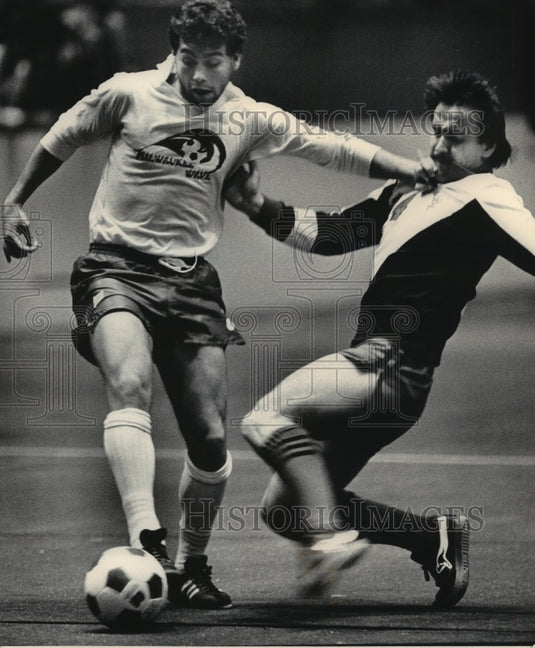 1984 Press Photo Waves' Tom Alioto, keeps ball from Chicago Vulture, Milwaukee - Historic Images