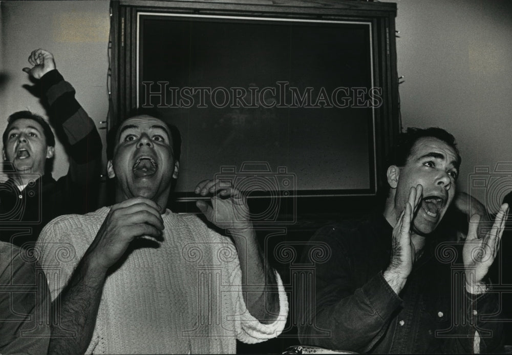 1992 Press Photo Green Bay Packers football fans cheer for their team- Historic Images