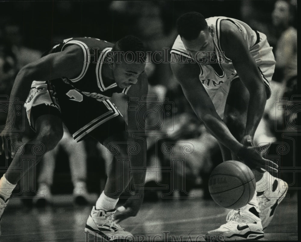 1991 Press Photo Basketball Is Between Marquette&#39;s William Gates And Opponent - Historic Images