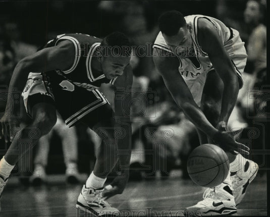 1991 Press Photo Basketball Is Between Marquette's William Gates And Opponent - Historic Images