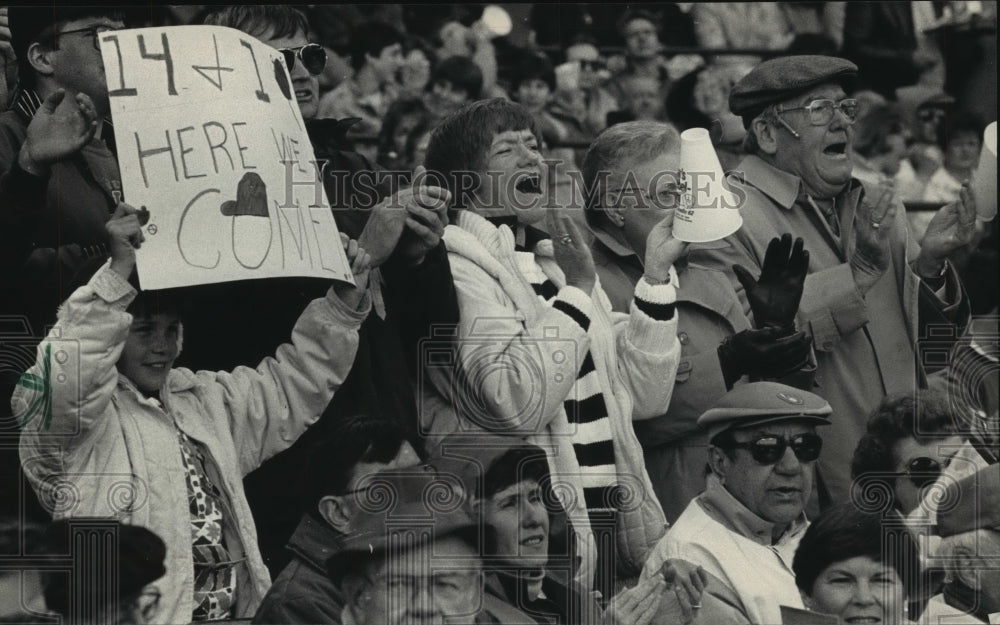 1987 Press Photo Milwaukee fans cheer the Brewers at County Stadium - mjt11093 - Historic Images