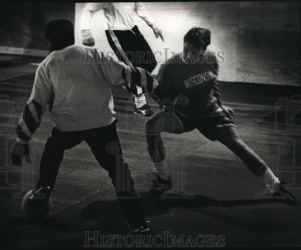 1990 Press Photo Milwaukee Sport Club plays indoor soccer game, Menomonee Falls - Historic Images