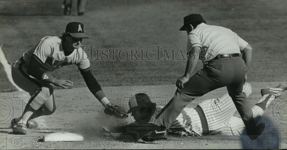 1982 Press Photo Angel Doug DeCinces Can&#39;t Put Baseball On Brewer Ted Simmons- Historic Images