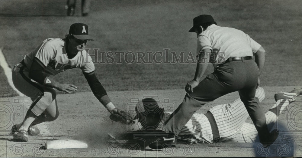 1982 Press Photo Angel Doug DeCinces Can't Put Baseball On Brewer Ted Simmons- Historic Images