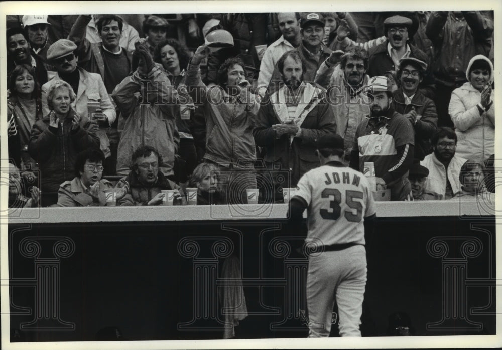 1982 Press Photo Tommy John walking back to dugout as fans watch, Milwaukee.- Historic Images