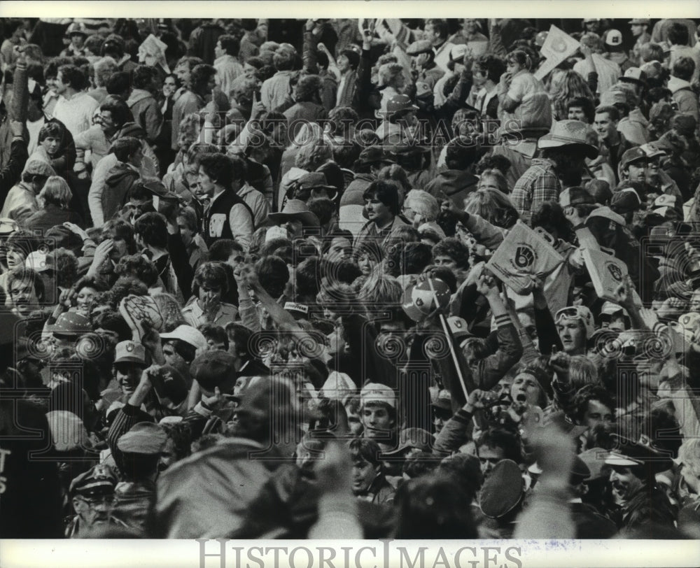 1982 Press Photo Milwaukee Brewers fans at playoffs - mjt11136 - Historic Images