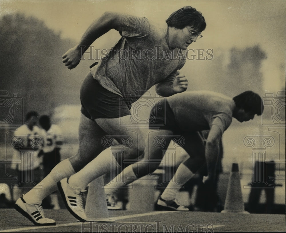 1982 Press Photo Green Bay Packer&#39;s Lineman Ron Hallstrom Works on Agility - Historic Images