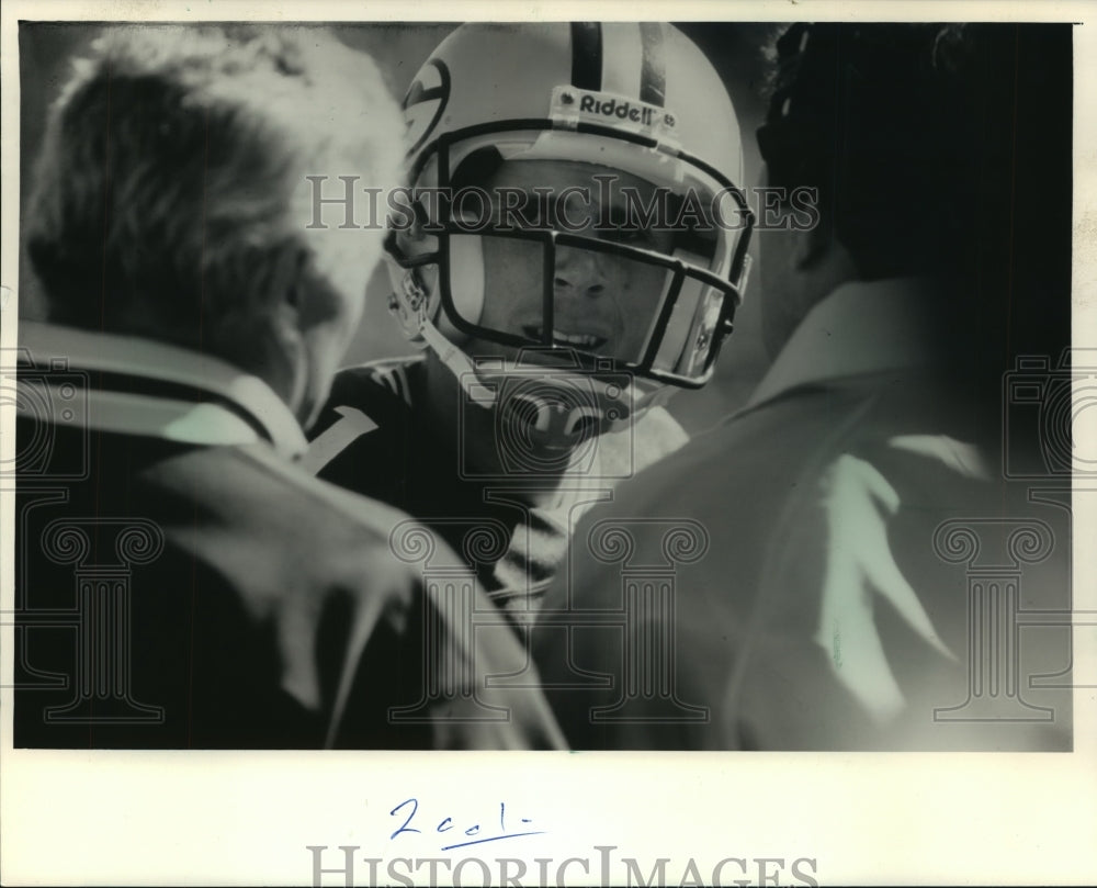1987 Press Photo Green Bay Packers Alan Risher Talks to Coaches on the ...