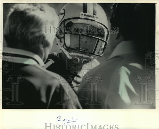 1987 Press Photo Green Bay Packers Alan Risher Talks to Coaches on the Sideline - Historic Images