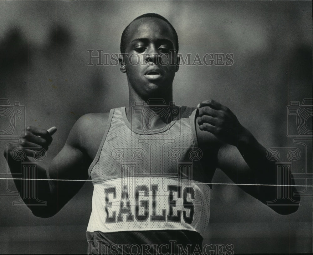 1985 Press Photo Marshall High&#39;s Floyd Heard Crosses the Finish Line, Track Meet- Historic Images