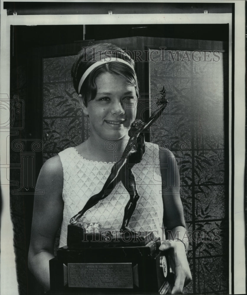 1969 Press Photo Debbie Meyer received Sullivan trophy in Sacramento, California - Historic Images