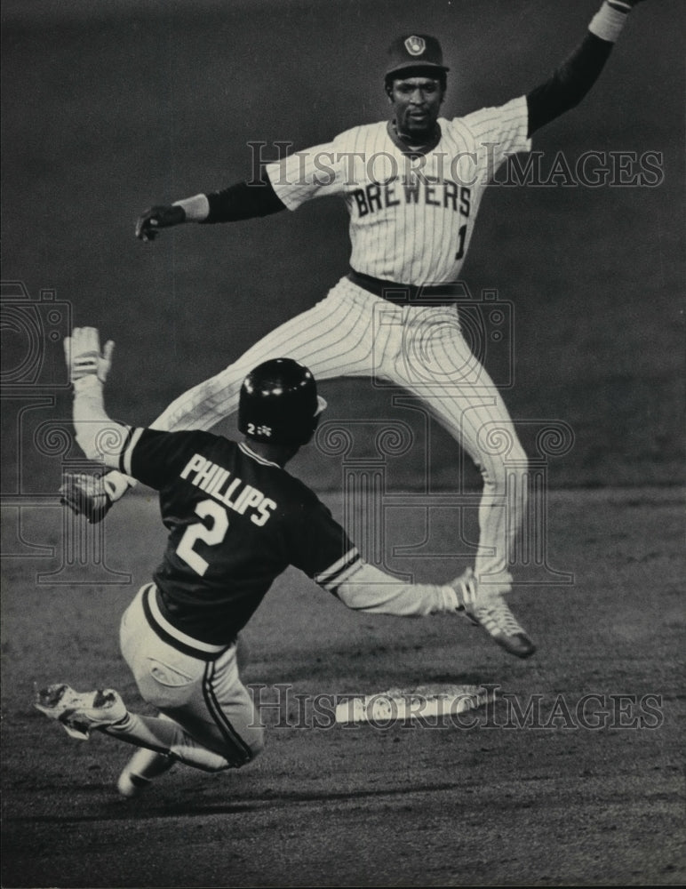 1986 Press Photo Brewers' shortstop Ernest Riles reaches for the throw at second - Historic Images