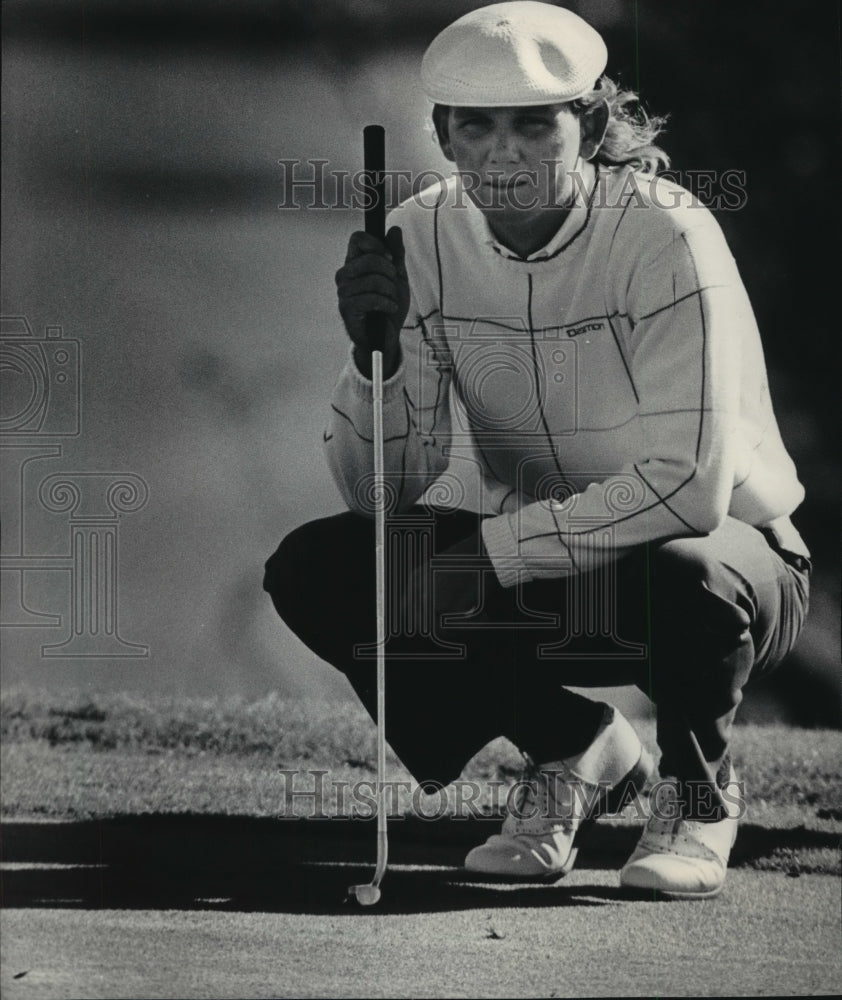 1985 Press Photo Golf-Larry Rinker lines up putt at Greater Milwaukee Open- Historic Images