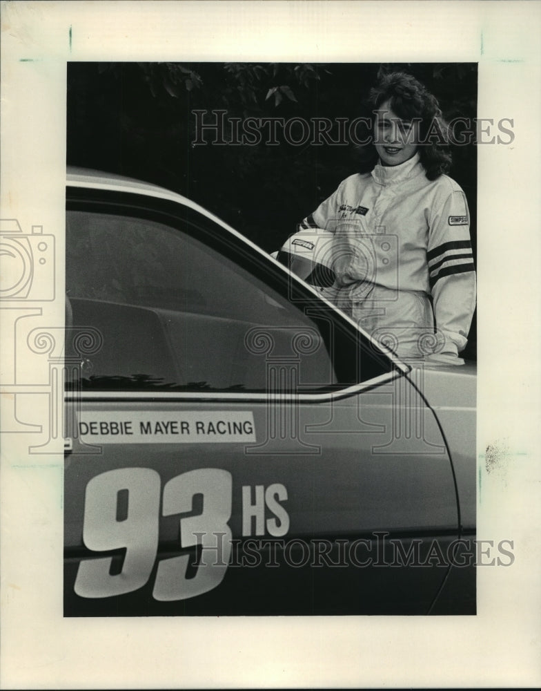 1985 Press Photo Debbie Mayer wearing racing uniform and standing by race car.- Historic Images