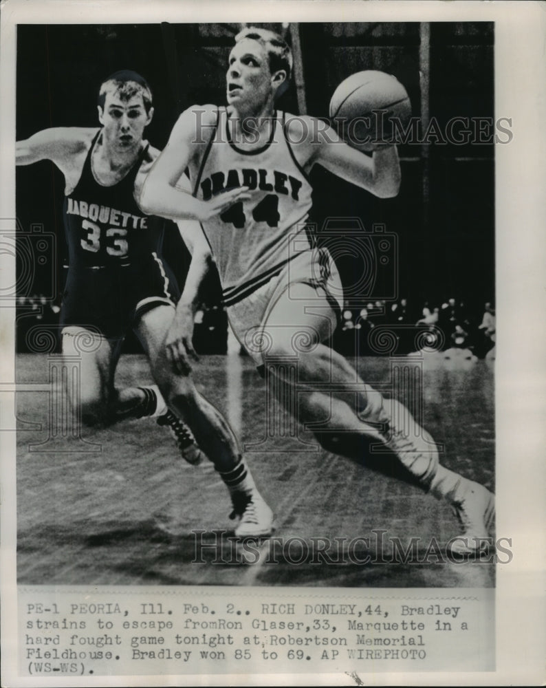 1968 Press Photo Bradley's Rich Donley, 44, rushes from Marquette's Ron Glaser. - Historic Images