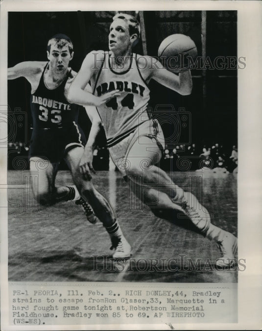 1968 Press Photo Bradley's Rich Donley, 44, rushes from Marquette's Ron Glaser. - Historic Images