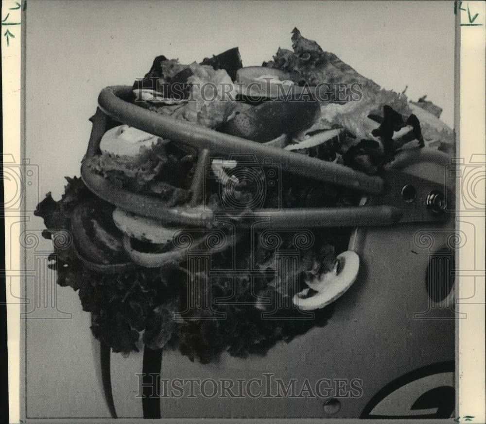 1984 Press Photo Helmet Salad from the Green Bay Packers' wives cookbook - Historic Images