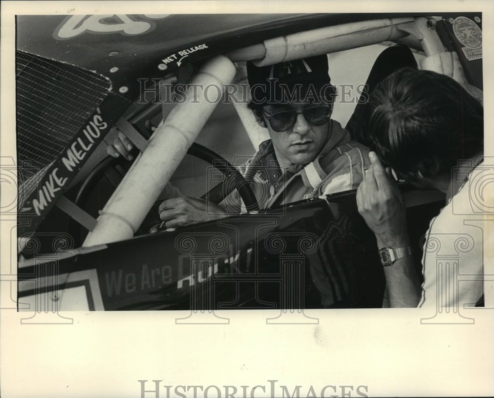 1983 Press Photo Mike Melius, going over strategy while in race car-Hales Corner- Historic Images