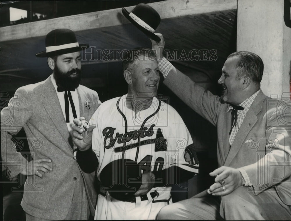 1954 Braves manager Charlie Grimm and others at the Stadium - Historic Images