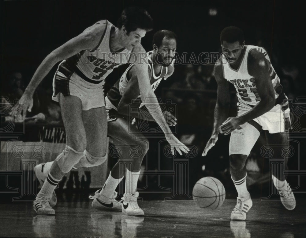 1979 Press Photo Bucks basketball's Dave Meyers assists teammate steal ball- Historic Images