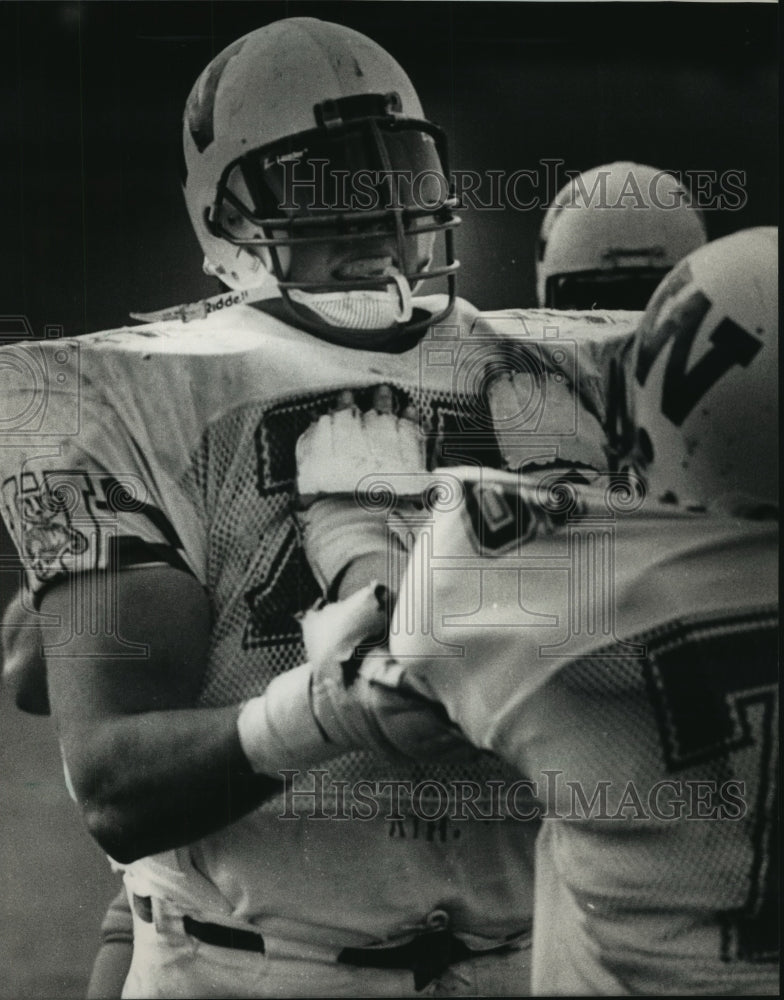 1988 Press Photo Wisconsin's football players Todd Nelson and Jeff Miller - Historic Images