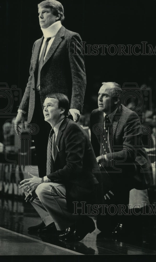 1984 Press Photo Mike Schuler, Garry St. Jean assist Don Nelson coaching Bucks. - Historic Images