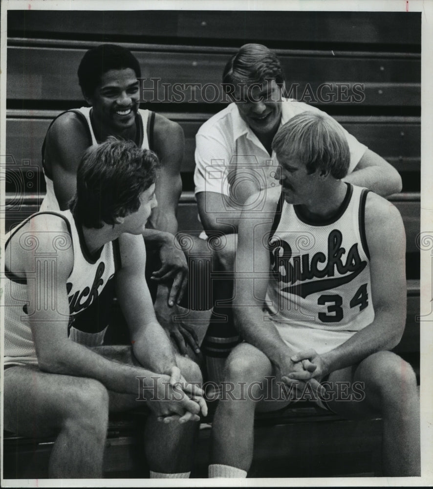 1977 Press Photo Milwaukee Bucks Basketball Don Nelson with rookies. - Historic Images