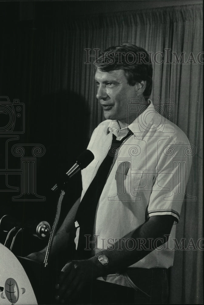 1984 Press Photo Milwaukee Coach Don Nelson discussed the Bucks' 1st-round pick - Historic Images