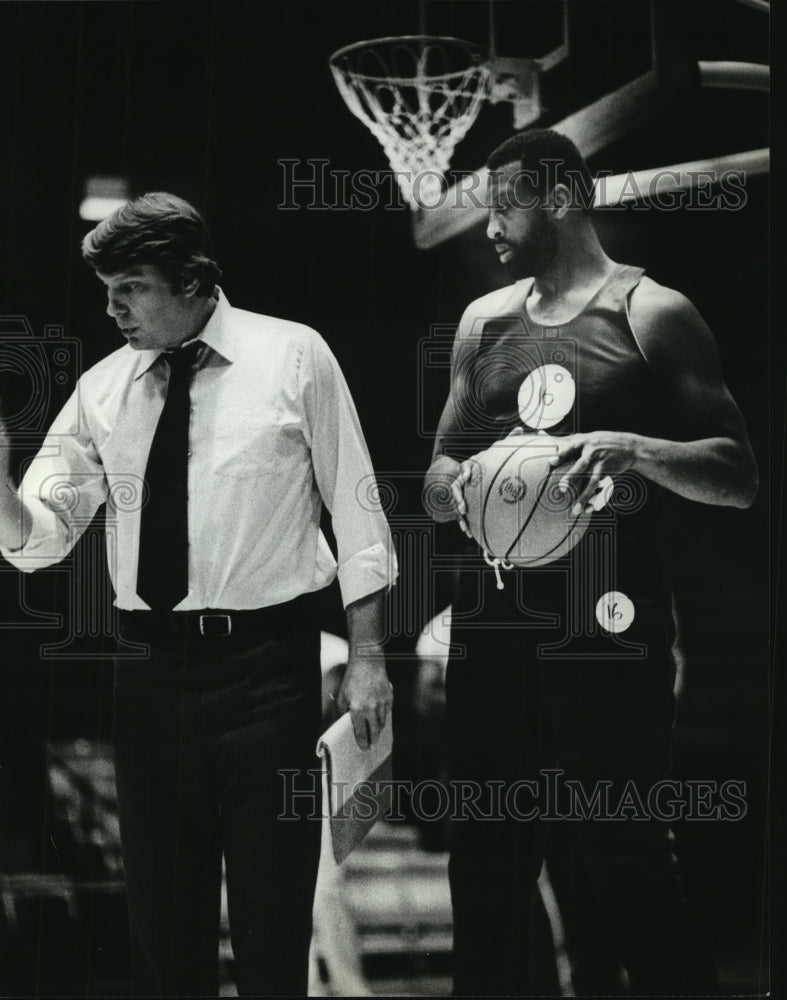 1980 Press Photo Bucks coach Don Nelson explains Bucks system to Bob Lanier. - Historic Images