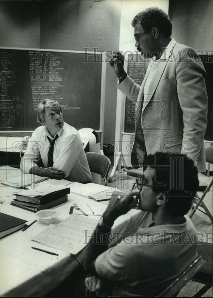 1983 Press Photo Coach Don Nelson, V.P. Wayne Embry and Dave Wohi go over draft.- Historic Images