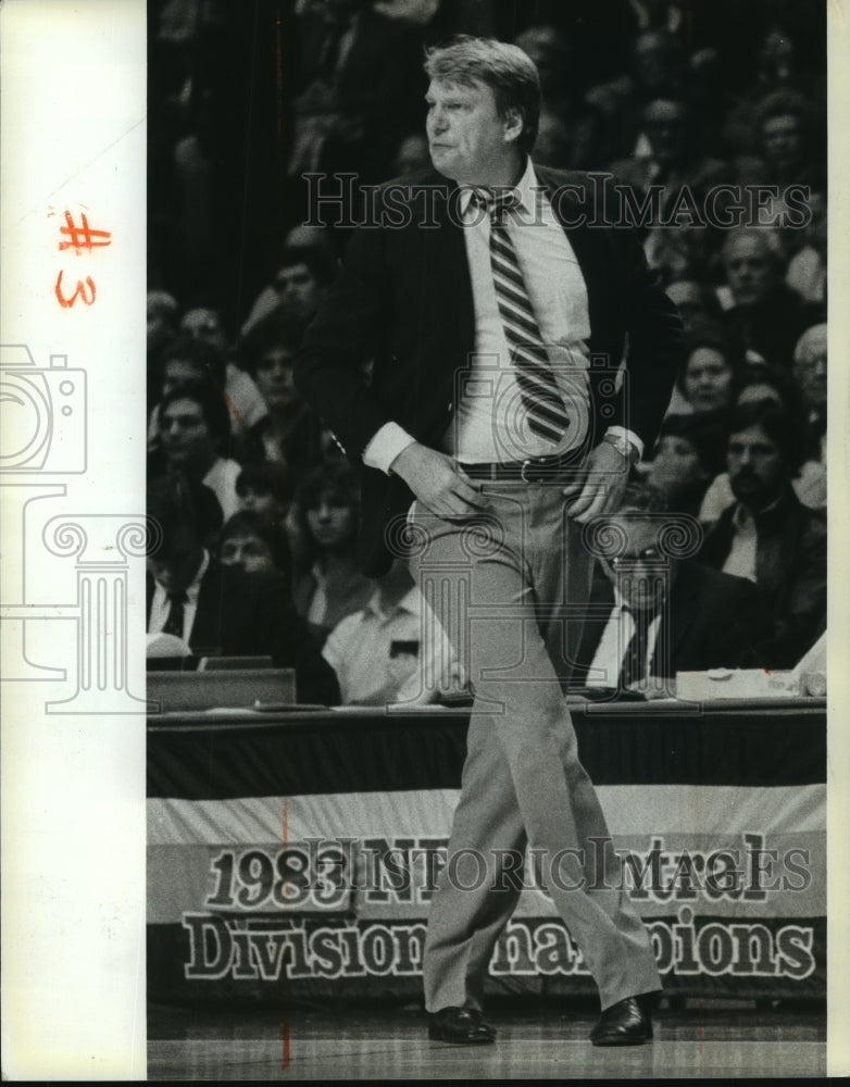 1983 Press Photo Milwaukee Bucks coach Don Nelson paces sidelines during game - Historic Images