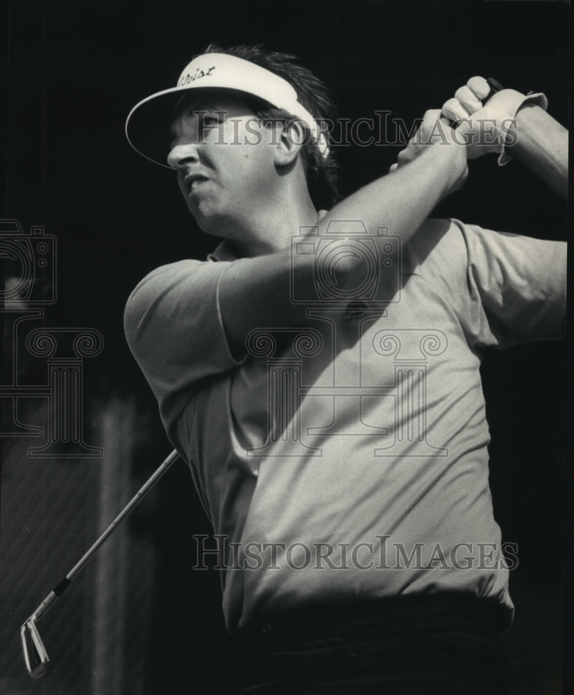 1986 Press Photo Bob Pancratz, Delavan, tees off to start his round of golf. - Historic Images