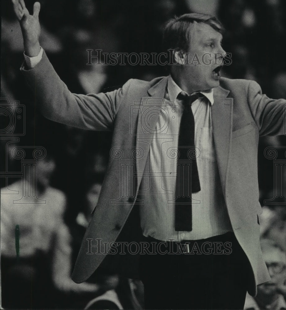 1985 Press Photo Coach Don Nelson of the Bucks dispute foul call. - mjt11677- Historic Images